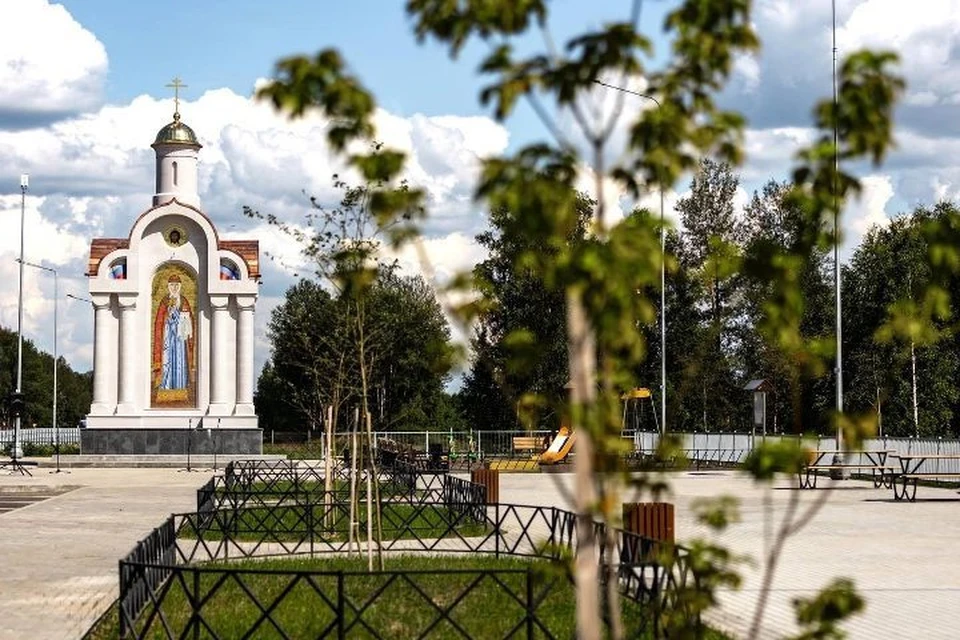 На трассе М-1 освятили киот, который символизирует братство двух стран. Фото: пресс-служба правительства Смоленской области.