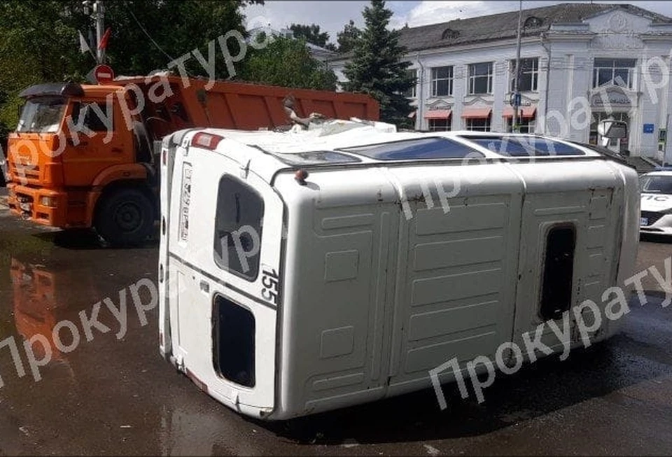 Прокуратура взяла под контроль случай с перевернувшейся маршруткой в Новомосковске Тульской области