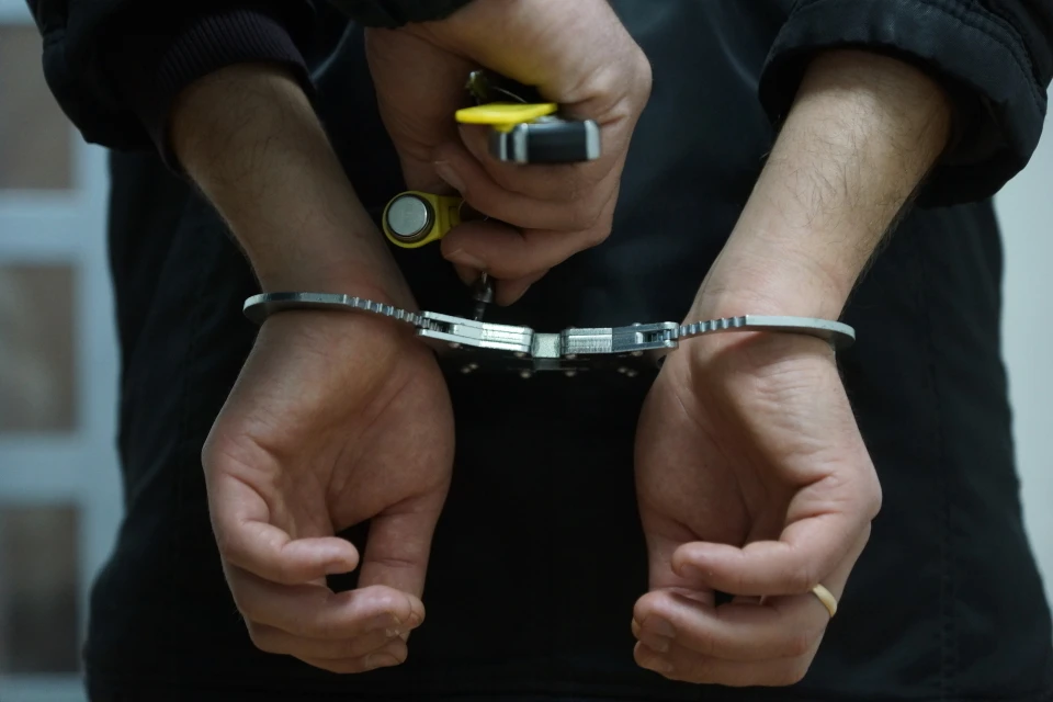 На юге Москвы мужчина чуть не задушил незнакомую 17-летнюю девушку