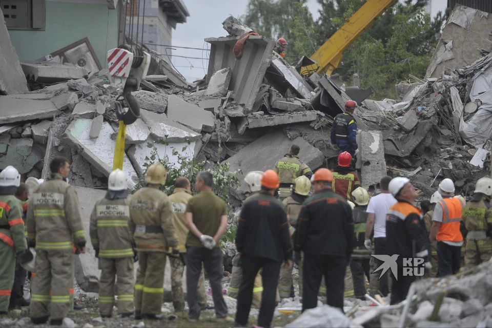 Разбор завалов на месте обрушения дома продолжается