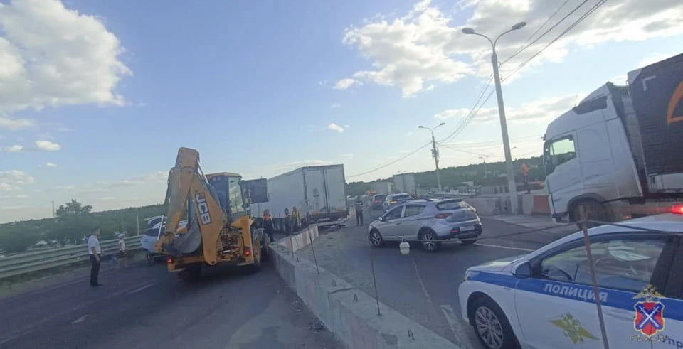 ДТП случилось на мосту на Третьей Продольной.