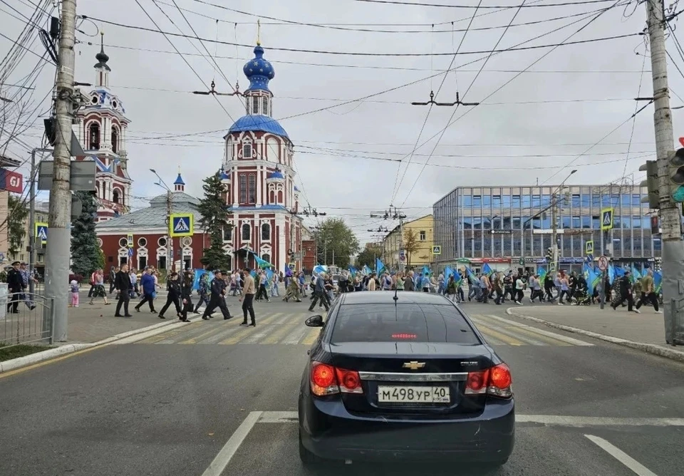 ВДВ решили иначе и пошли строем от сквера Мира по проезжей части улицы Кирова