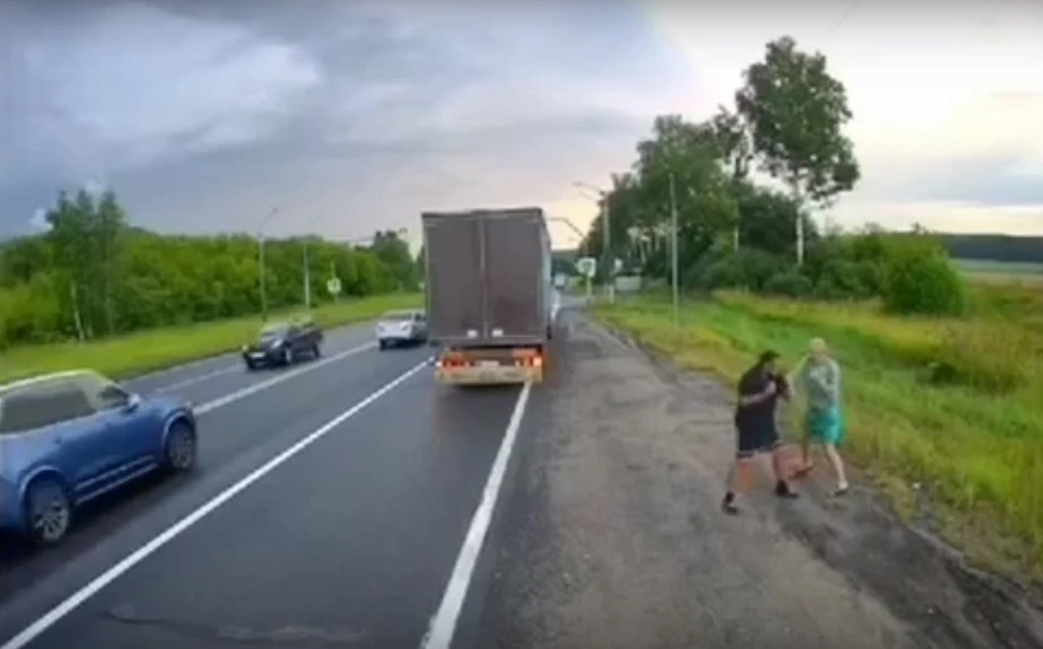 Дальнобойщики подрались на трассе в Нижегородской области. ФОТО: Нижний Новгород. Без цензуры.