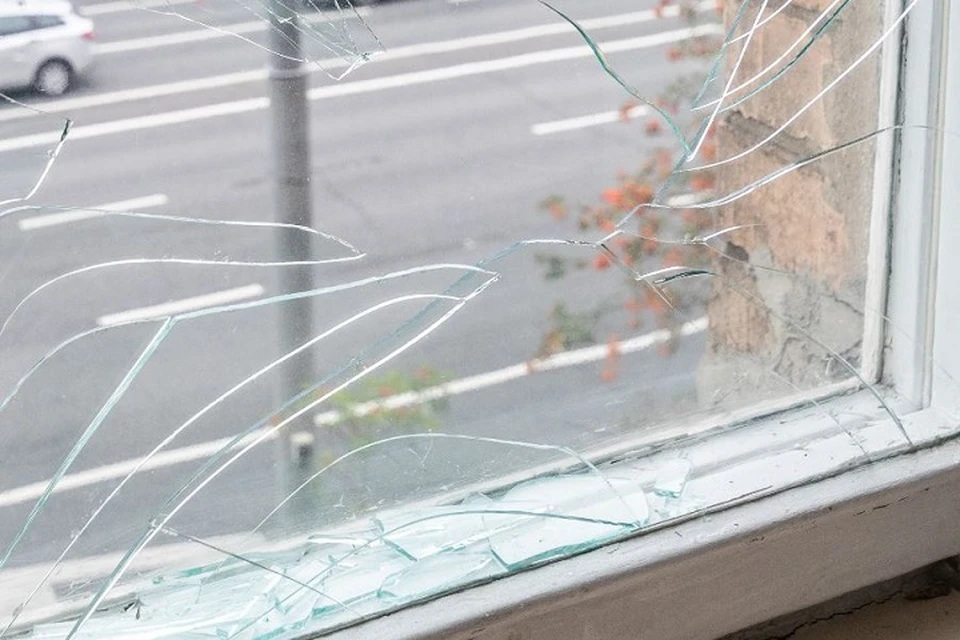 В основном пострадало остекление зданий, местами оказались повреждены кровля и фасад