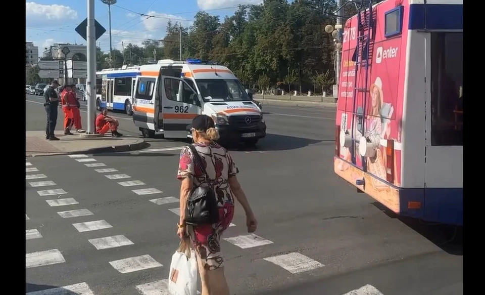 Водитель машины Скорой помощи сбил человека. Фото:скриншот видео