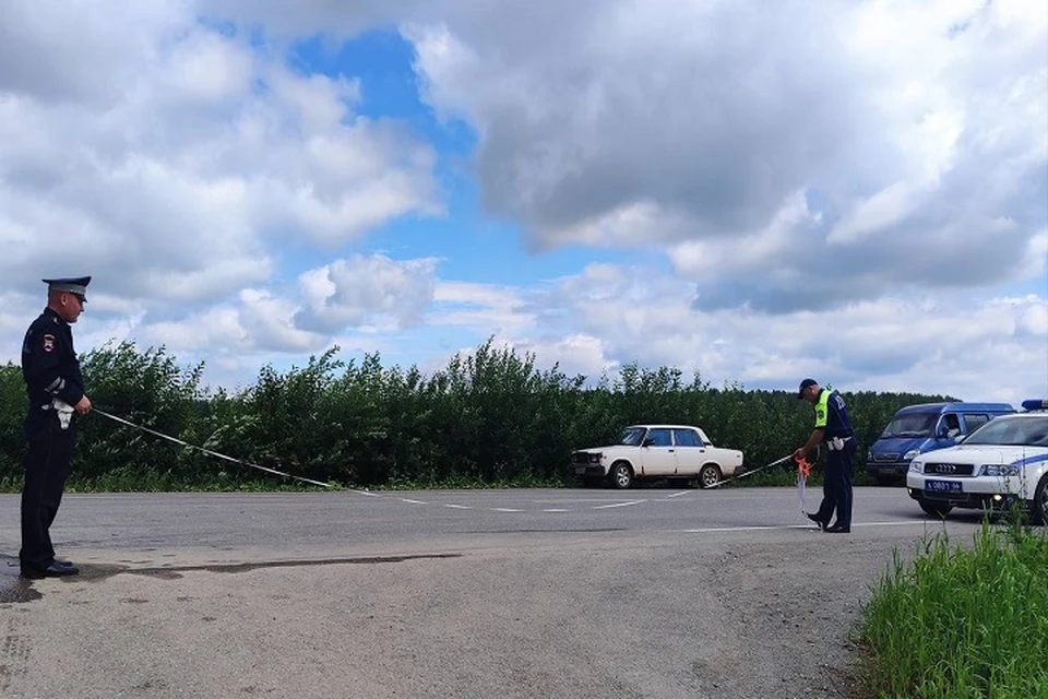 Водитель «Рено Логан» пытался обогнать автомобиль «Тойота Королла», который в момент аварии поворачивал налево. Фото: Госавтоинспекция по Свердловской области.