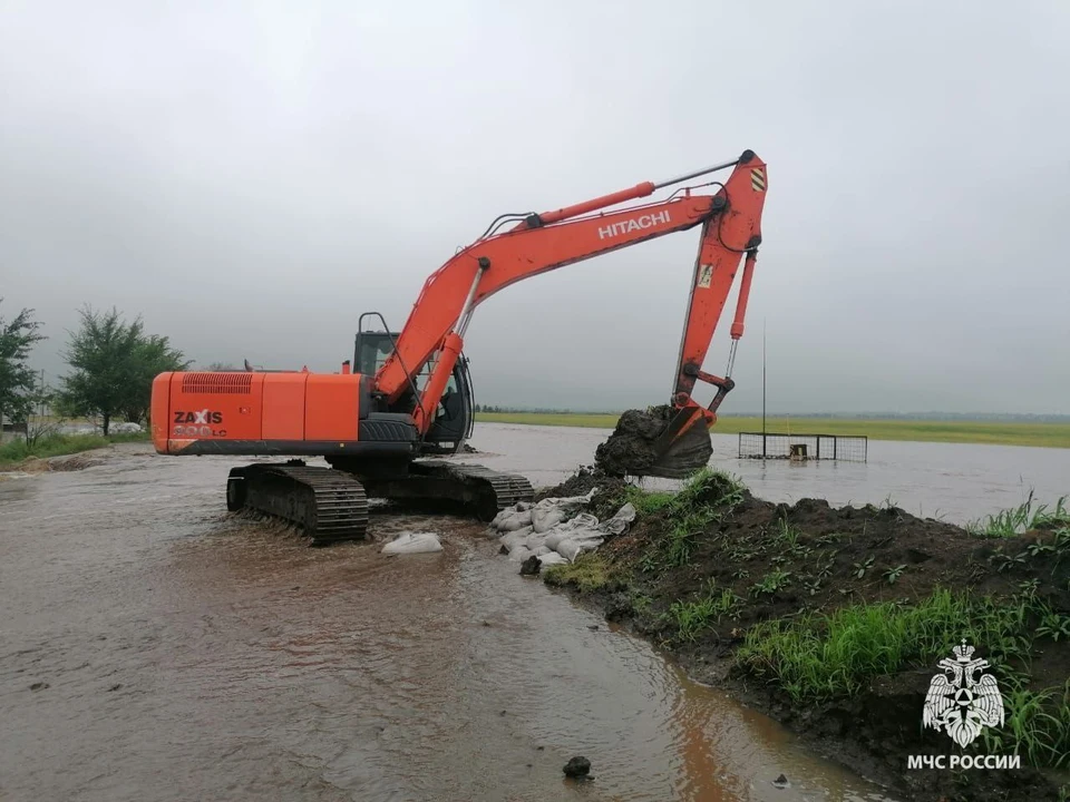 Под воду ушел участок автодороги у деревни Озерное в Абзелиловском районе. Фото: пресс-служба ГУ МЧС РБ.