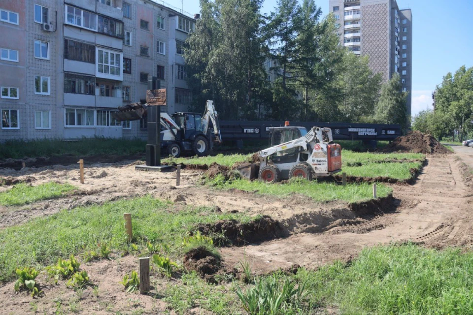 Мэр Братска проверил работы в сквере микрорайона Энергетик. Фото: тг-канал главы Братска Сергея Серебренникова.