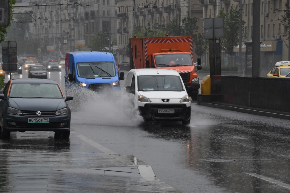 Москвичей призвали пересесть на метро из-за ливней