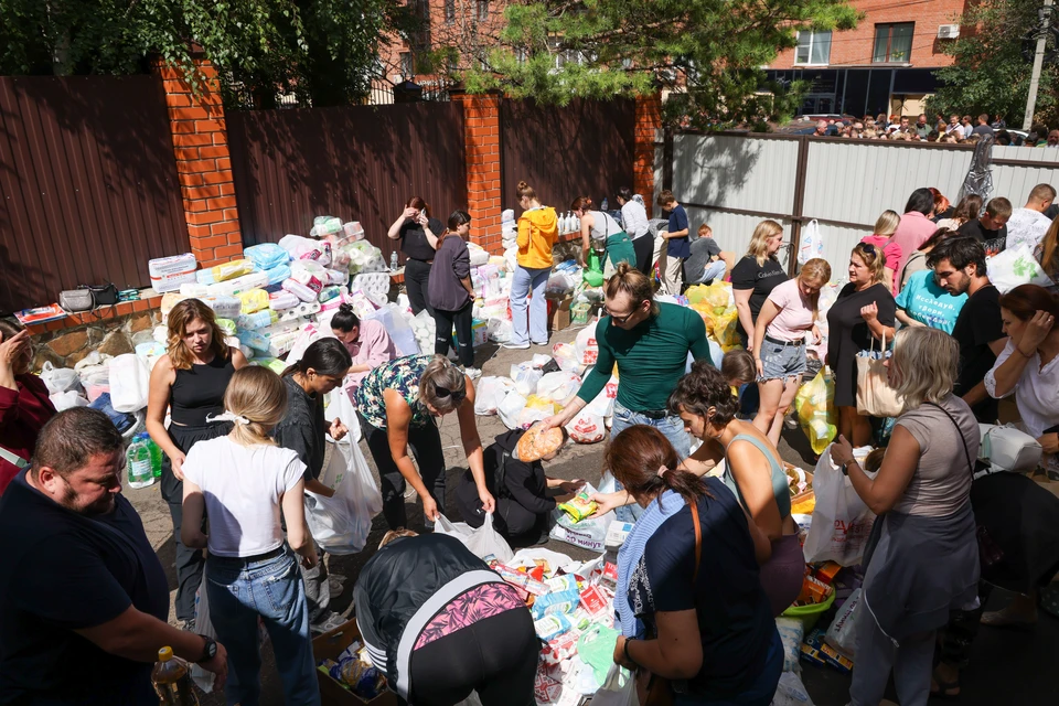 В Курске проходит сбор гуманитарной помощи для эвакуированных жителей приграничных районов области. Фото: Владимир Гердо/ТАСС.