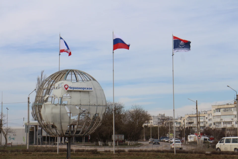 В Черноморском закрыли часть центрального пляжа.