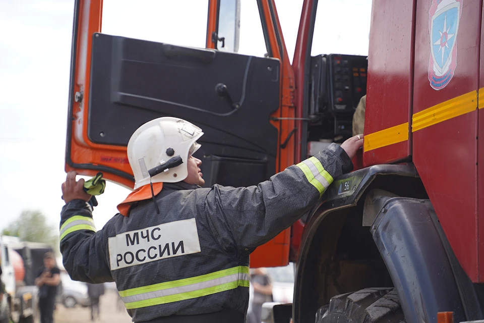 Сотрудники МЧС ликвидировали пожар в жилом доме в Курске, возникший после падения украинской ракеты.