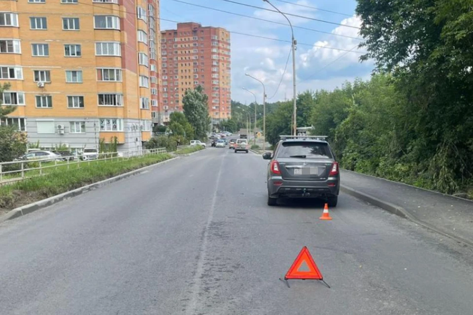 Очевидцы сказали, что женщина переходила дорогу по пешеходному переходу.