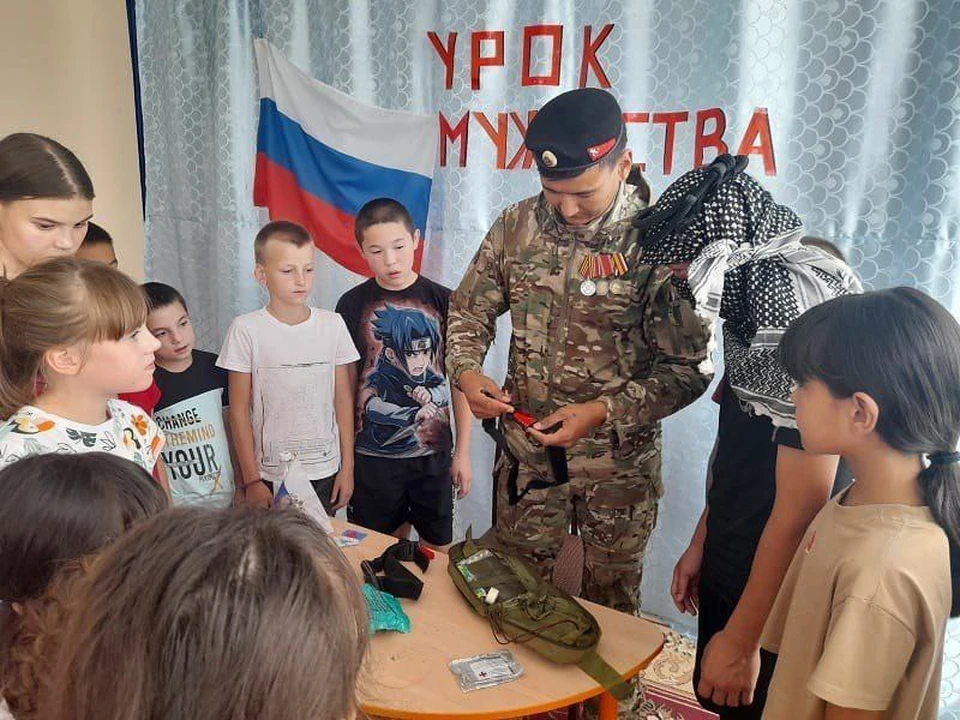 Боец СВО из Астрахани встретился с воспитанниками соццентра