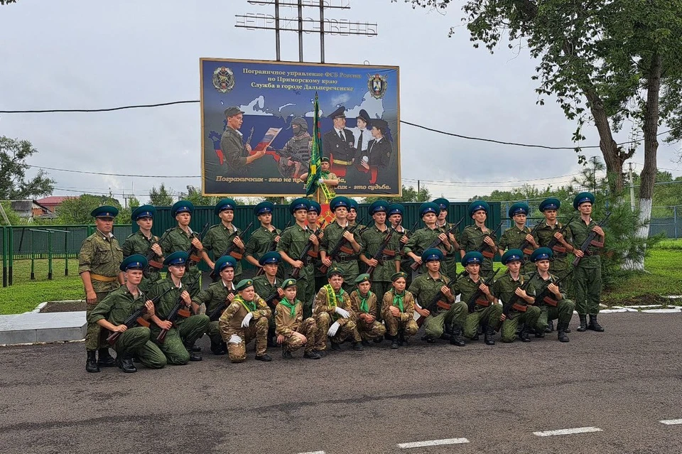 Солдаты давали клятву не только перед лицами командиров, ветеранов пограничной службы, но и перед лицами своих родных и близких. Фото: Виктория МАКСИМОВА