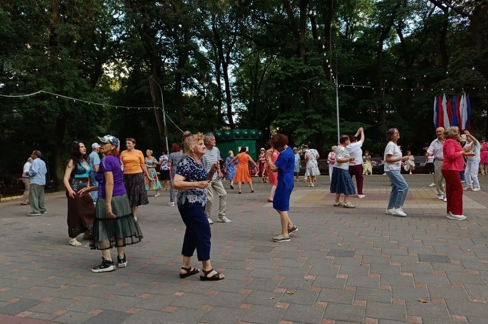 В Ставрополе проводят танцевальные вечера для пенсионеров