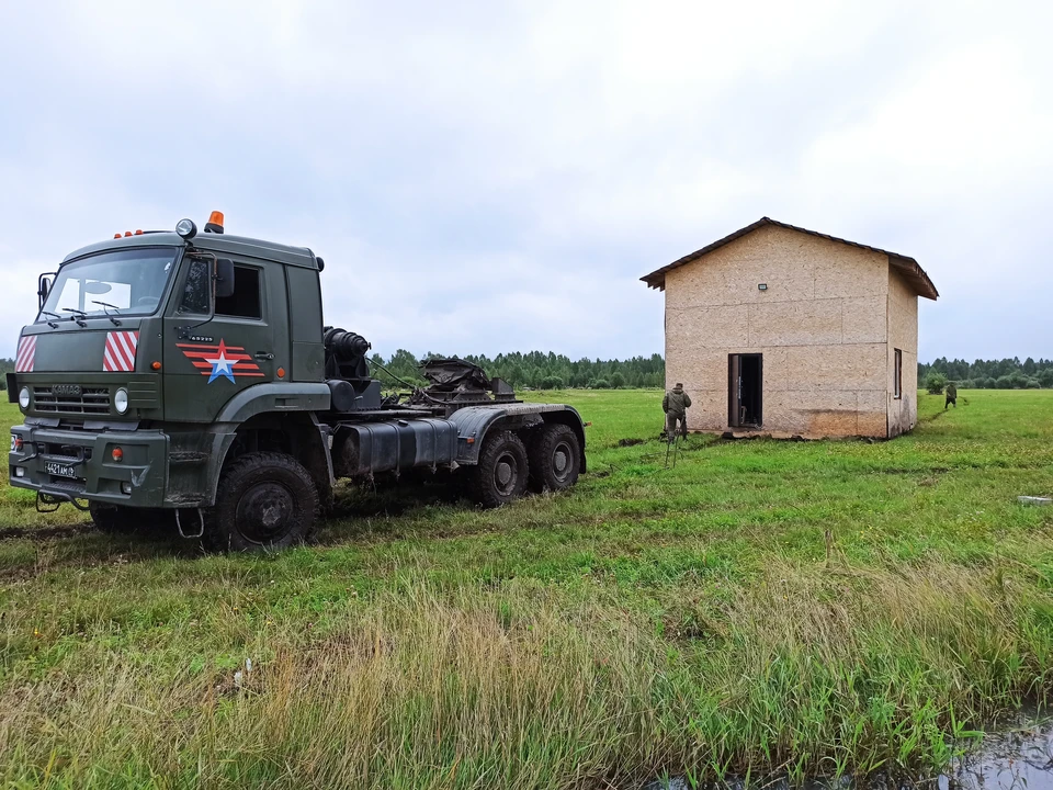Дом транспортируют с помощью грузовиков «Урал». Фото: администрация Карабаша