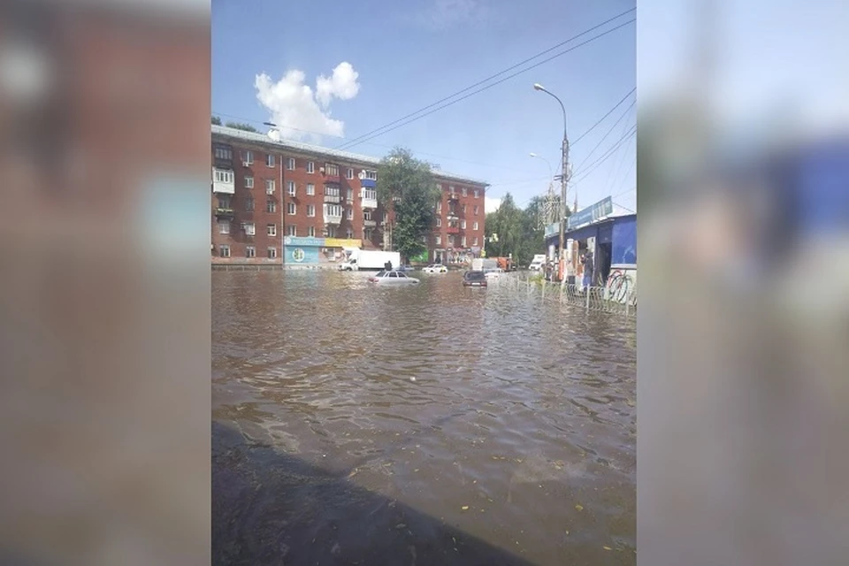 Дороги в Кировском районе Самары превратились в полноводные реки после ливня.