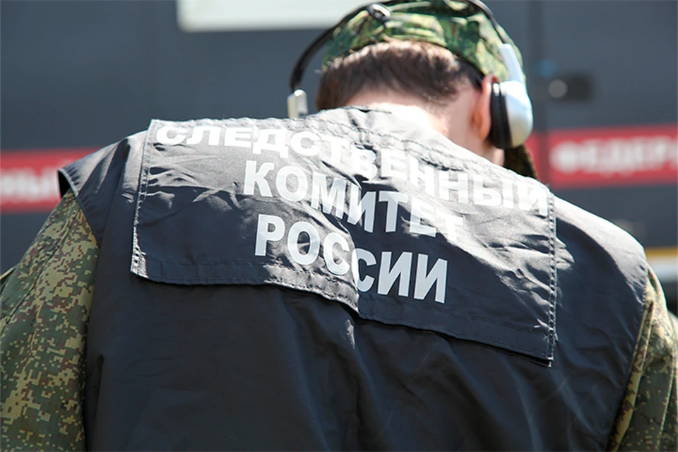 Он зашел в комнату, присел на диван, выдернул нож из ноги и в течение нескольких минут истек кровью