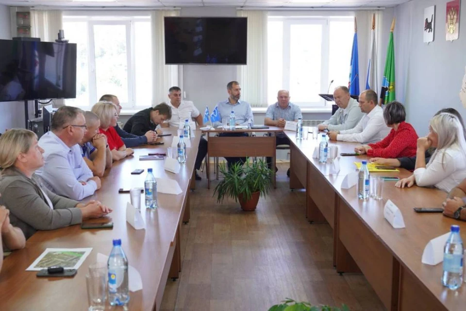 Во время рабочей поездки в Тулун парламентарии провели совместное совещание с депутатами местной городской Думы.