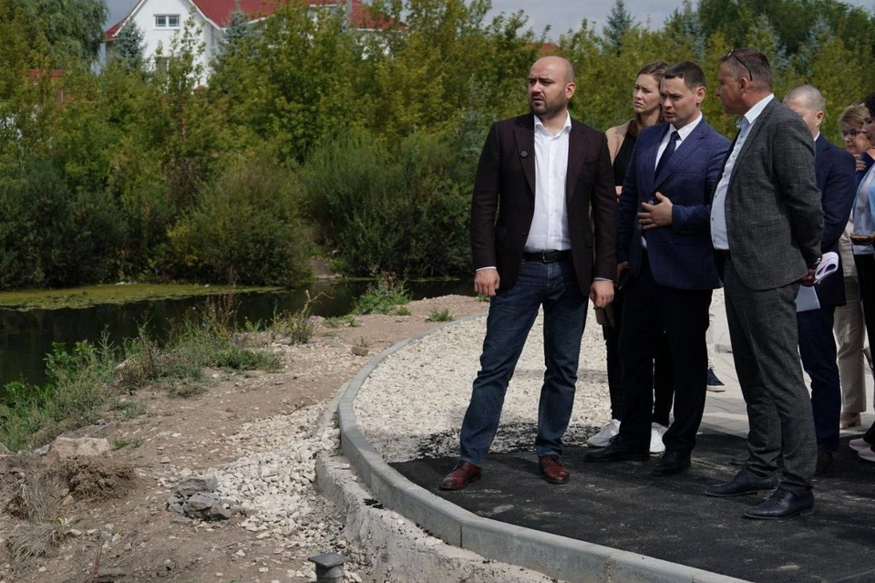 Вячеслав Федорищев посмотрел, как идут работы по благоустройству набережной Крымзы в Сызрани. Фото: Иван Макеев / предоставлено правительством Самарской области