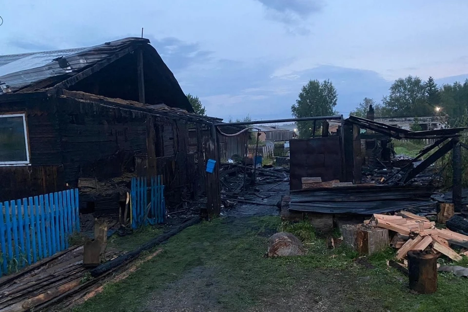 В Козульке после пожара с тремя погибшими завели уголовное дело. Фото: СК