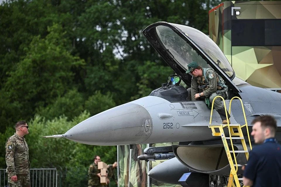 Украинских летчиков продолжают обучать пилотированию F-16 в США и Дании