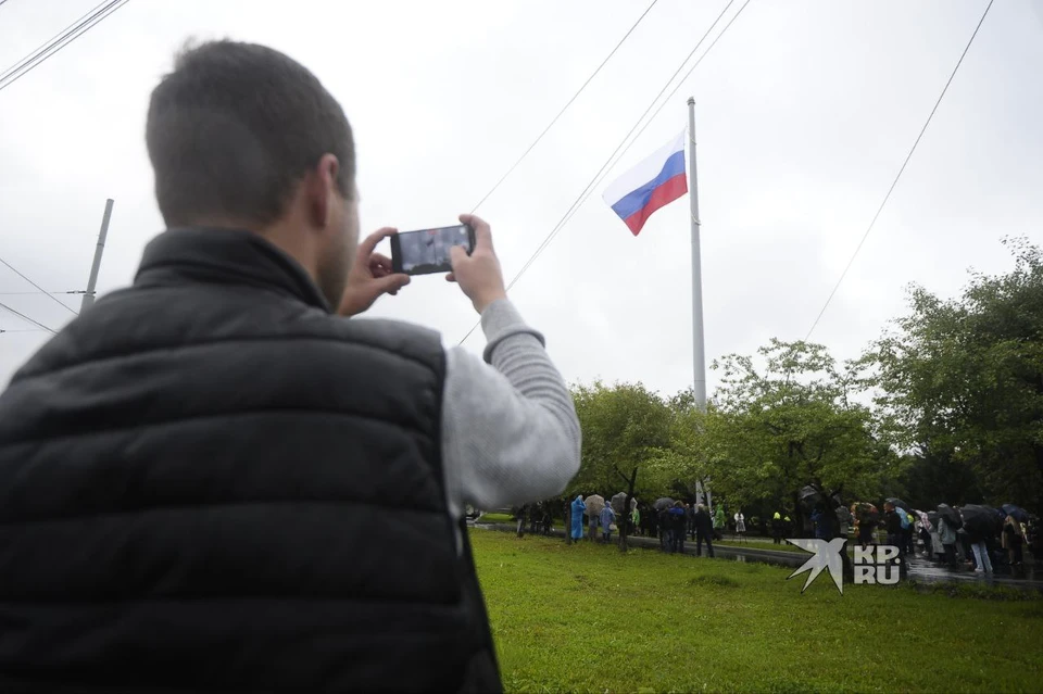 Триколор появился в сквере Дружбы народов