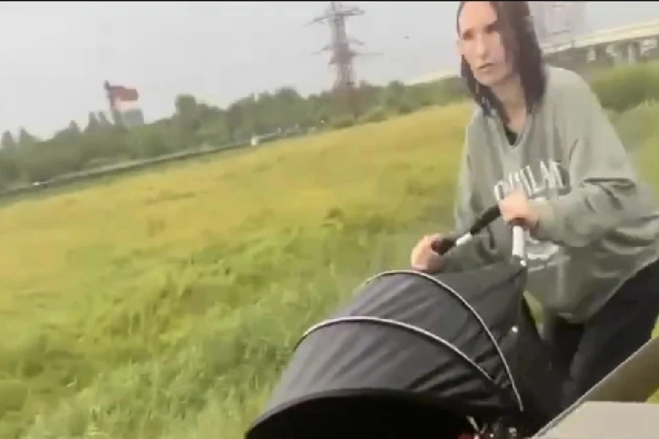 Найденную на обочине КАД мать с ребенком в коляске поселили в кризисную квартиру