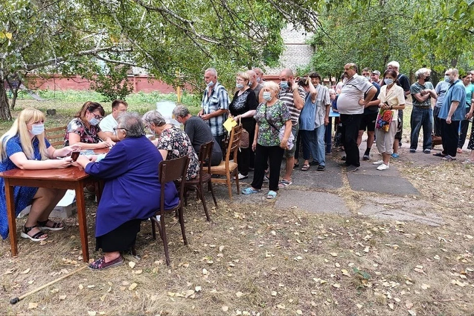 Всего в этот день получили российские паспорта более 100 человек, изъявивших желание стать гражданами России. Фото: МВД по ДНР