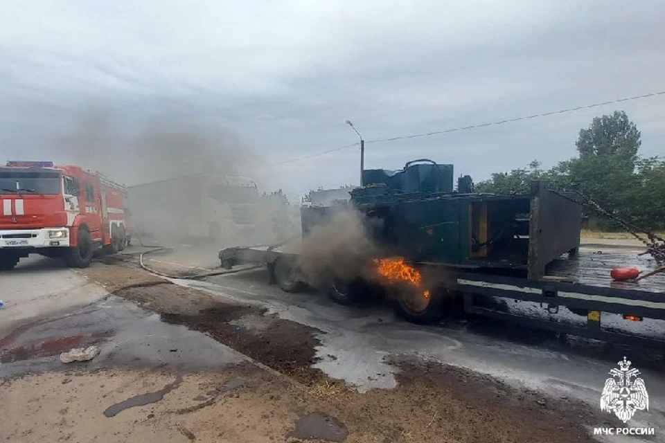 В Запорожской области у фуры на ходу загорелось колесо. ФОТО: ГУ МЧС России по Запорожской области