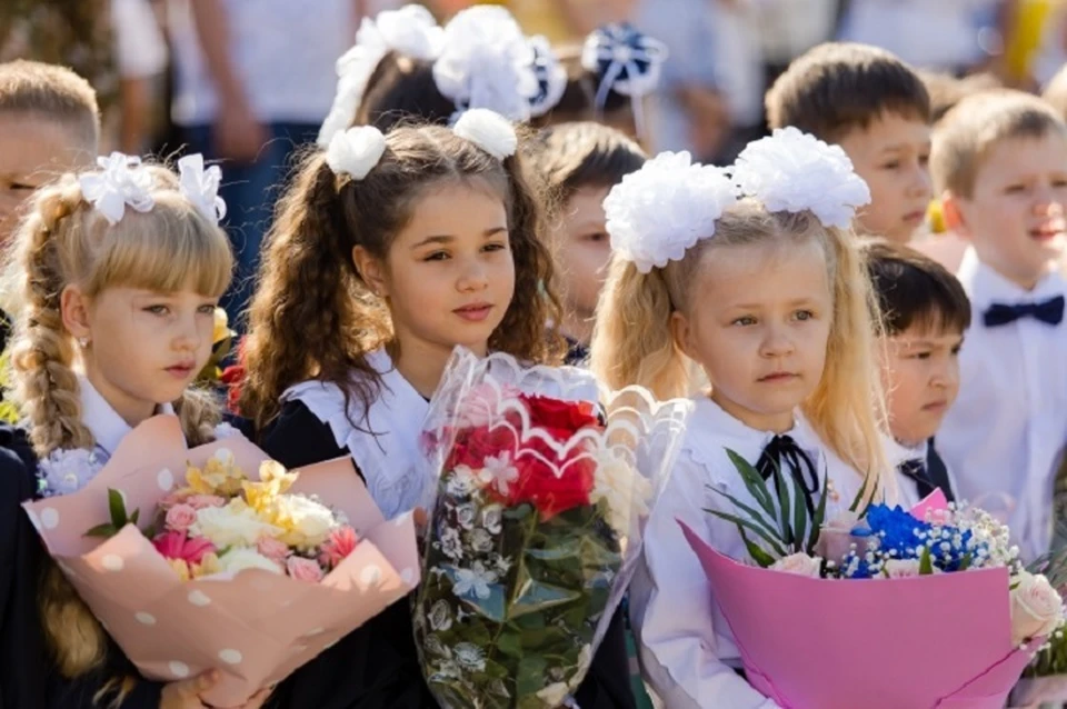 Первоклашкам лучше давать корзинки, чтобы они могли поставить их на пол и не уставать удерживая все на весу.