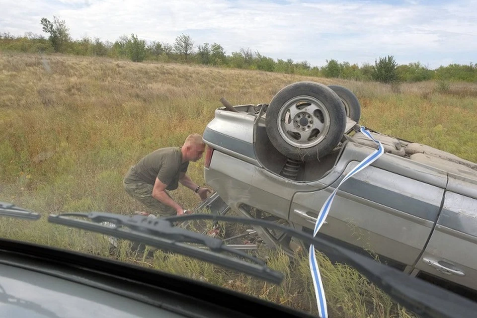 В ДНР росгвардейцы оказали помощь мужчине, попавшему в серьезное ДТП. Фото: t.me/RosgvardOfficial