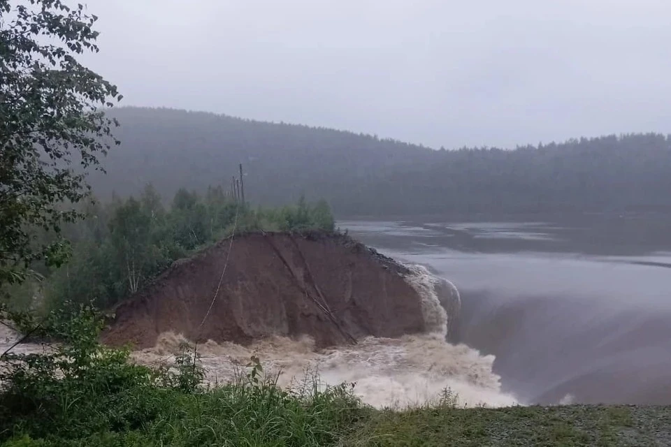 Дамбу на водохранилище прорвало во время аномальных дождей. Фото: Подслушано Карабаш / Vk.com