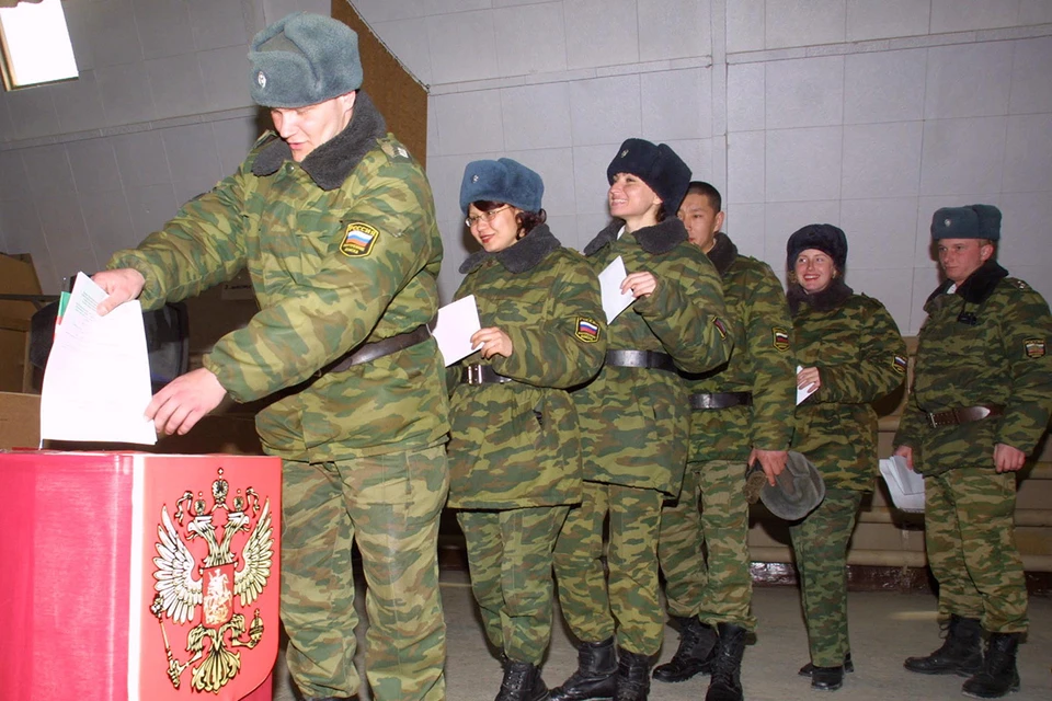 Военных всегда организованно привозят на голосование.