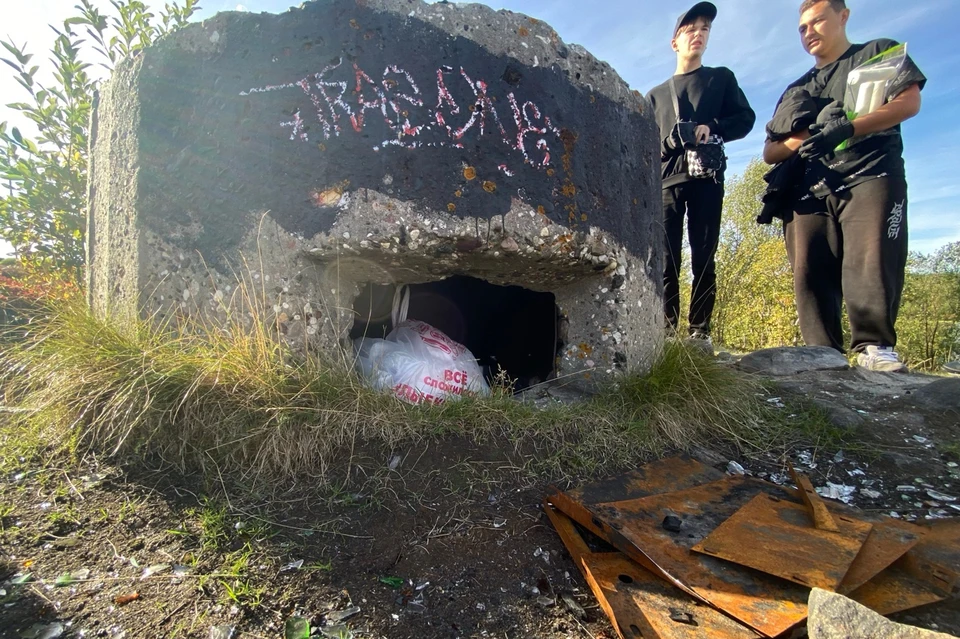 В полостях, где должны были укрываться с оружием люди, с годами скопились горы мусора.