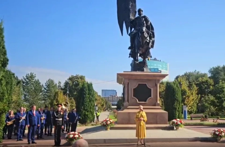 Церемония возложения цветов к памятнику князю-основателю Самары дала старт праздничным мероприятиям в честь Дня города