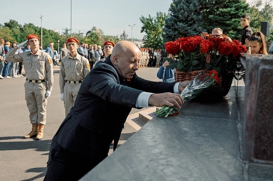 Глава Мариуполя возложил цветы к памятнику Воину-освободителю. Фото: ТГ/Моргун