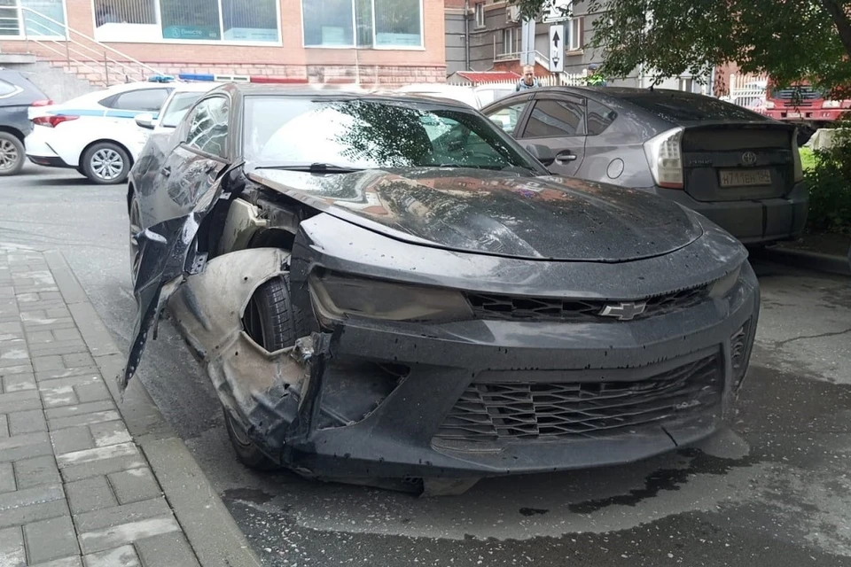 В Новосибирске водитель Chevrolet Camaro сбил женщину и скрылся с места ДТП. Фото: ГУ МВД России по Новосибирской области.
