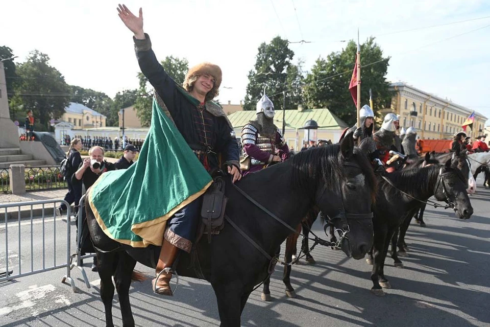 В центре Петербурга прошла реконструированная конная дружина князя Александра Невского.