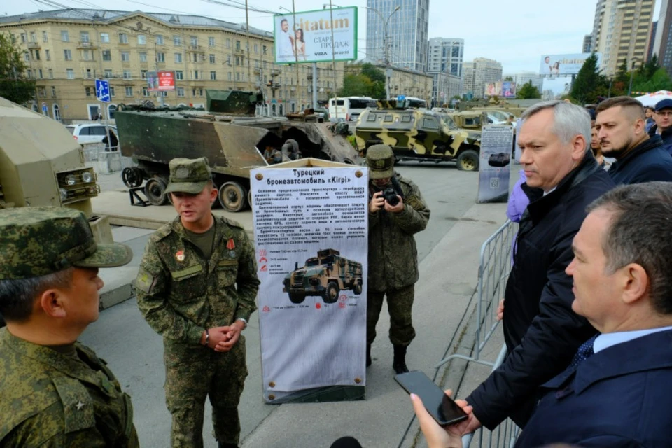 Губернатор Новосибирской области Травников посетил выставку «Сила V Правде». Фото: Правительство Новосибирской области