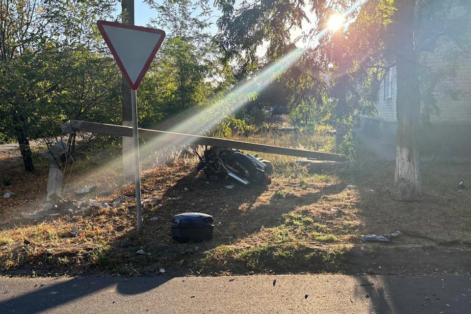 Мотоцикл наехал на кирпичный столбик и врезался в опору ЛЭП. Фото: УГАИ по Ростовской области