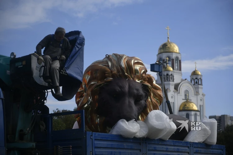 «Так быть не должно»: льва с золотыми яйцами вновь установили в центре Екатеринбурга