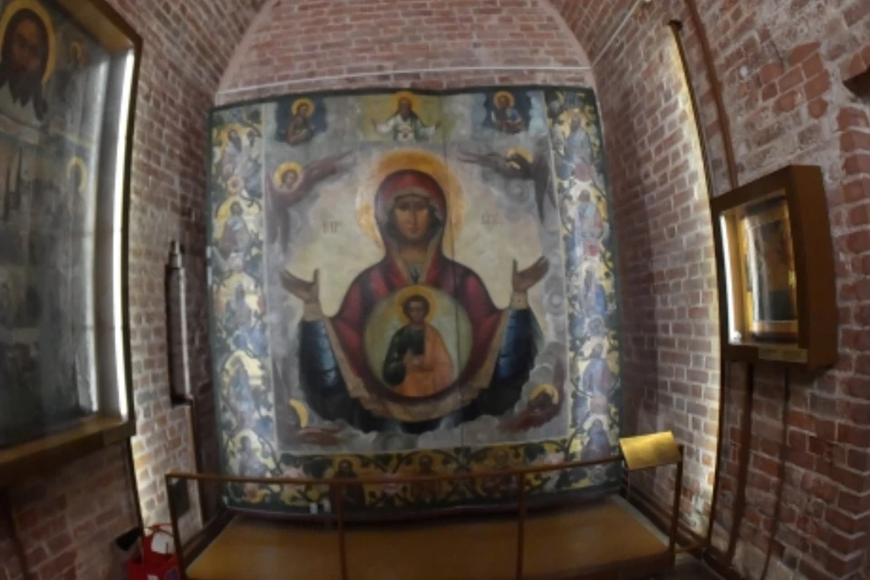 Верующие в этот день посещают храмы.