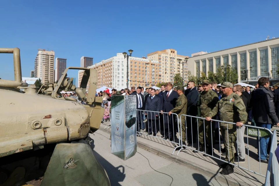 Экспозиция включает 14 единиц военной техники.