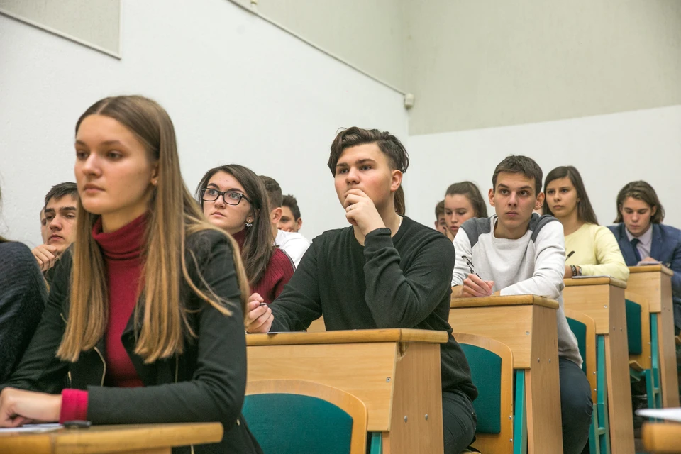 Талантливые ленинградские студенты получают именные губернаторские стипендии. Фото: Павел Мартинчик