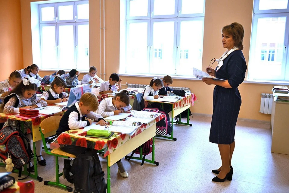 В Узбекистане учитель русского избила школьника за просьбу вести урок на русском