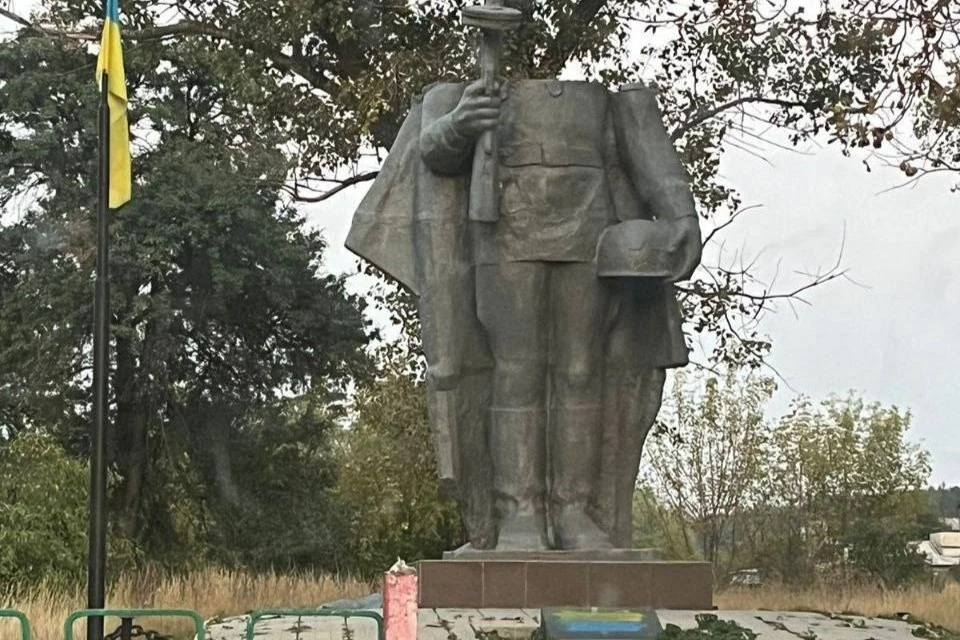 В Харьковской области неизвестные разрушили памятник воинам-освободителям. Фото: украинские СМИ