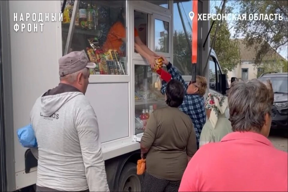 Автолавка стала регулярно ездить в село Водославка. Фото: Народный фронт Херсонской области.