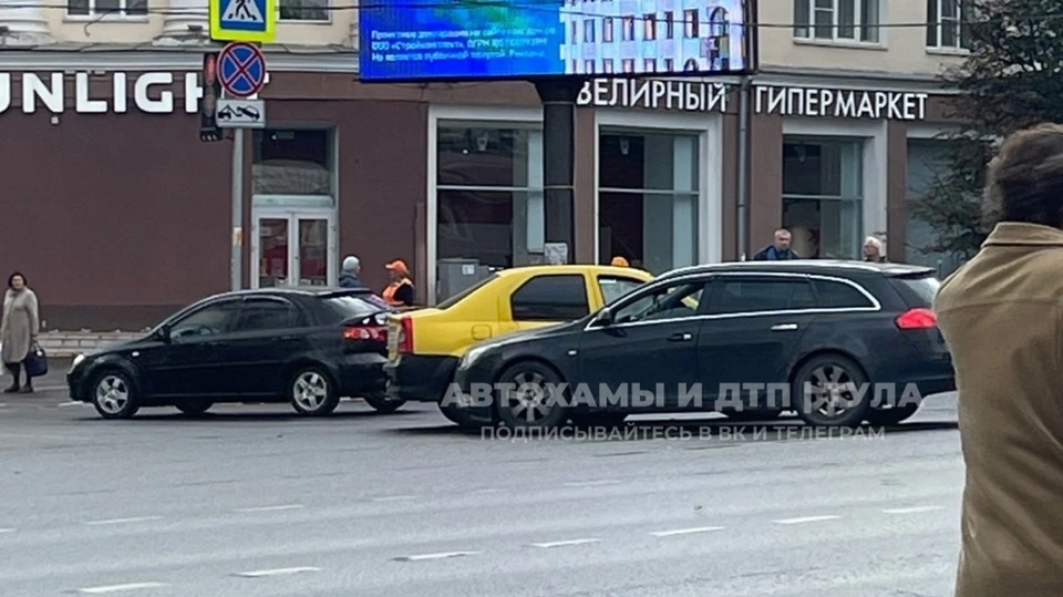 Таксист не поделил перекресток с иномаркой на проспекте Ленина в Туле. Фото: «Автохамы и ДТП | Тула».